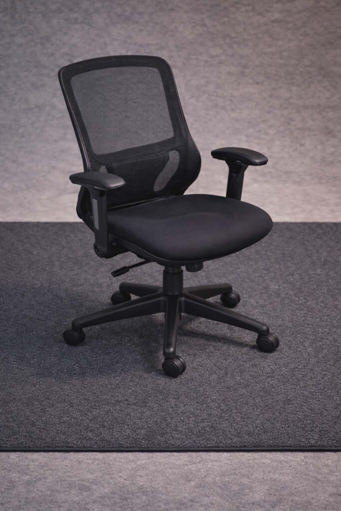 Moderní kancelář s elegantním kobercem do kanceláře, který zajišťuje komfort, odolnost a profesionální vzhled pracovního prostoru.